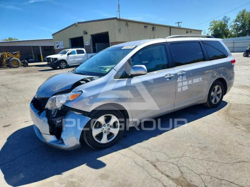 2013 Toyota SIENNA фото