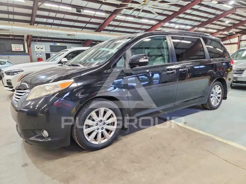 2013 Toyota SIENNA фото