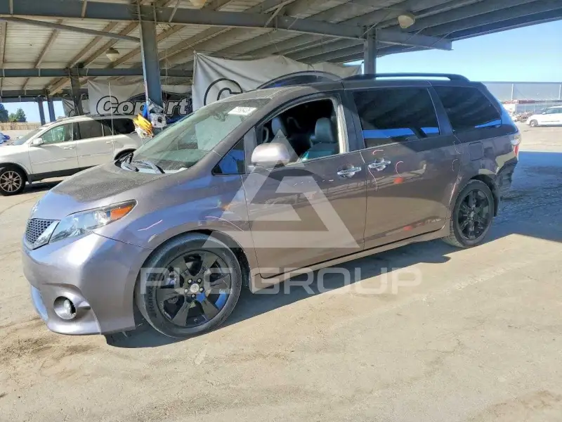 2013 Toyota SIENNA photo