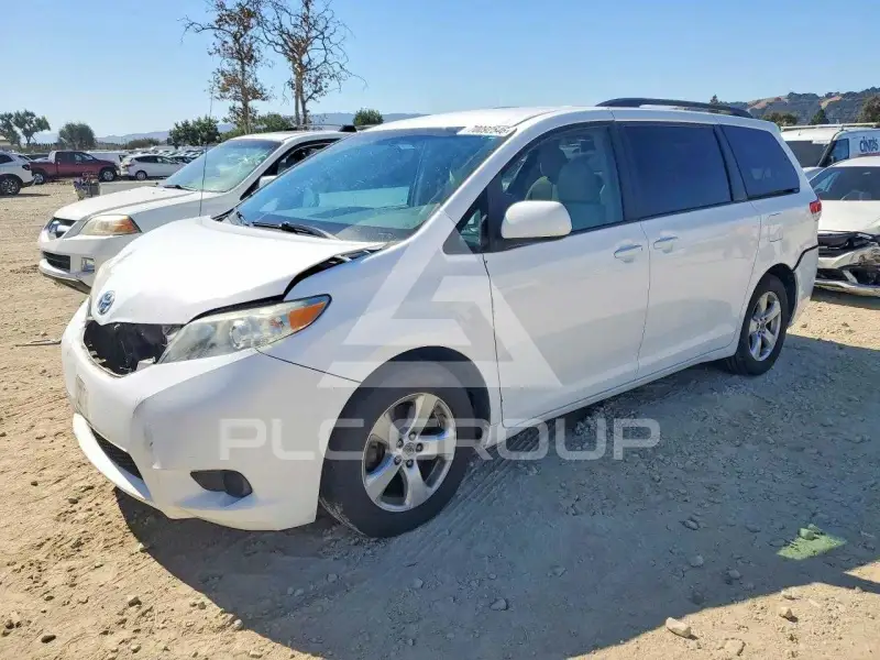 2013 Toyota SIENNA фото