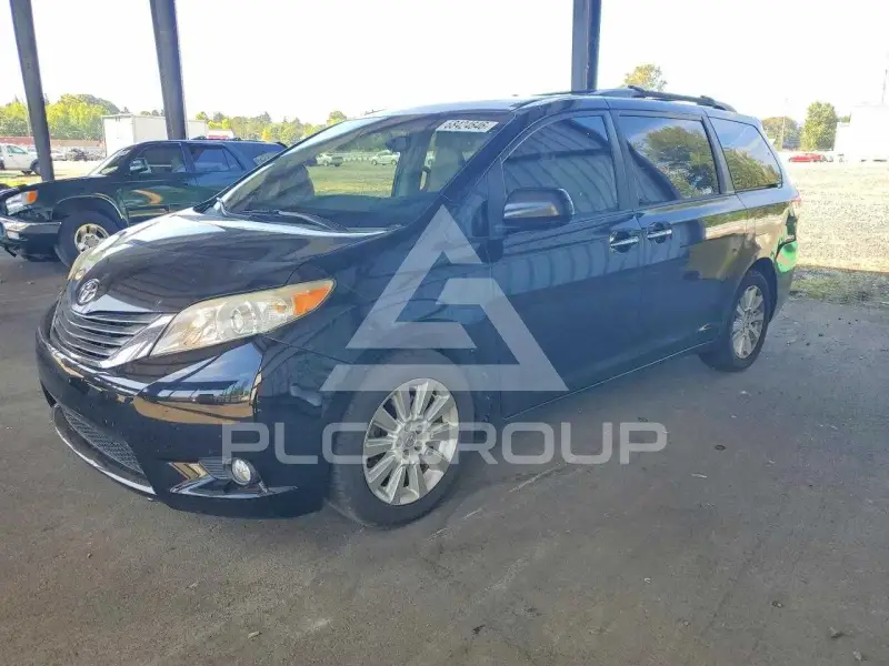2013 Toyota SIENNA photo