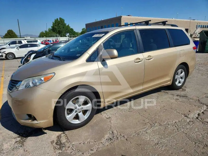 2013 Toyota SIENNA photo