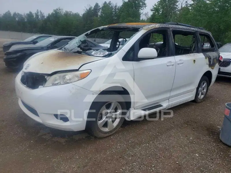 2013 Toyota SIENNA фото