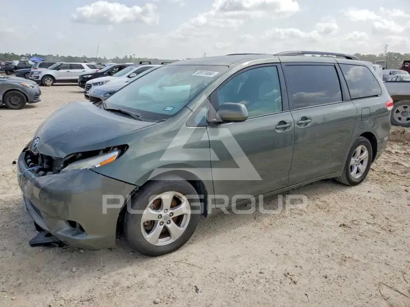2013 Toyota SIENNA photo