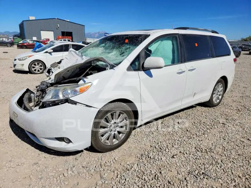 2013 Toyota SIENNA photo