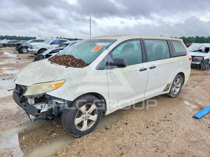 2013 Toyota SIENNA photo