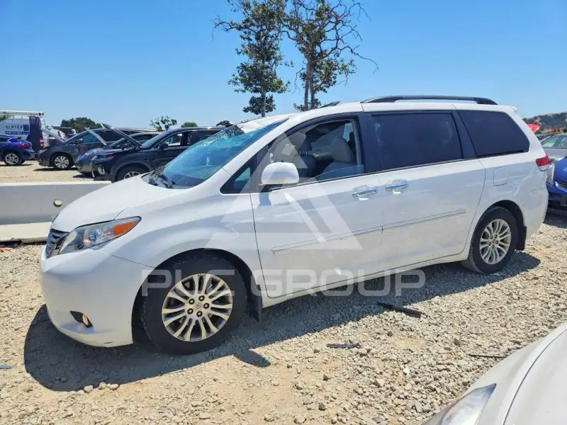 2013 Toyota SIENNA photo