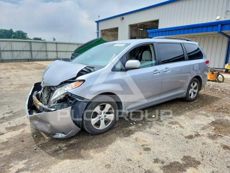 2013 Toyota SIENNA photo