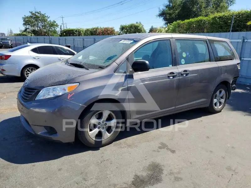 2013 Toyota SIENNA photo
