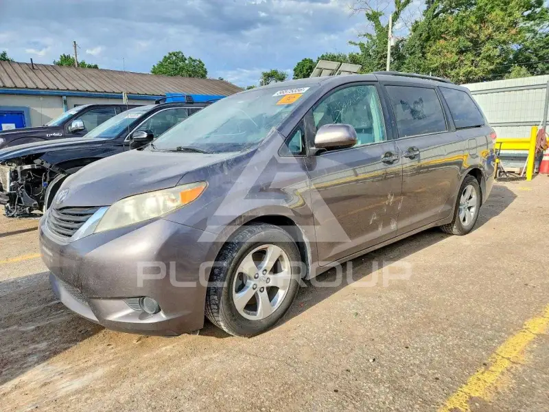 2013 Toyota SIENNA photo