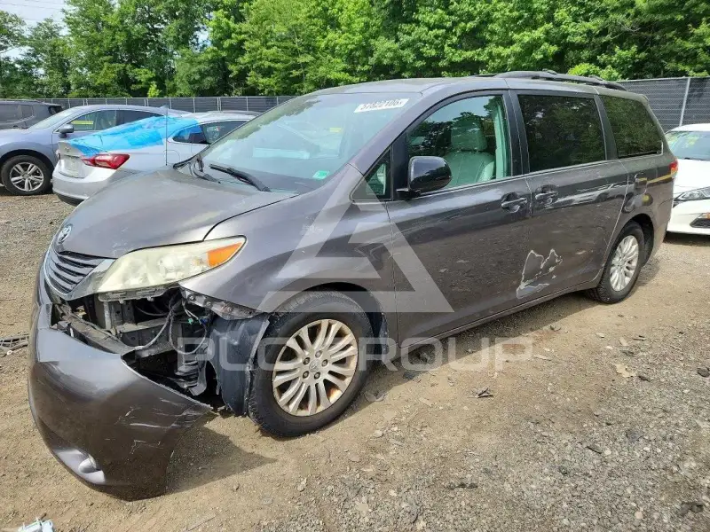 2013 Toyota SIENNA фото