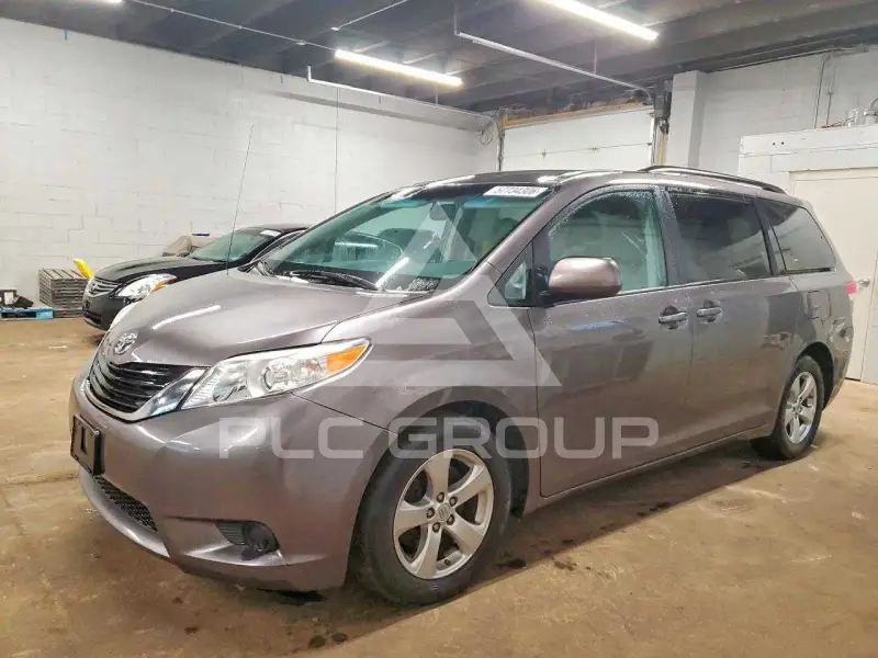 2013 Toyota SIENNA фото