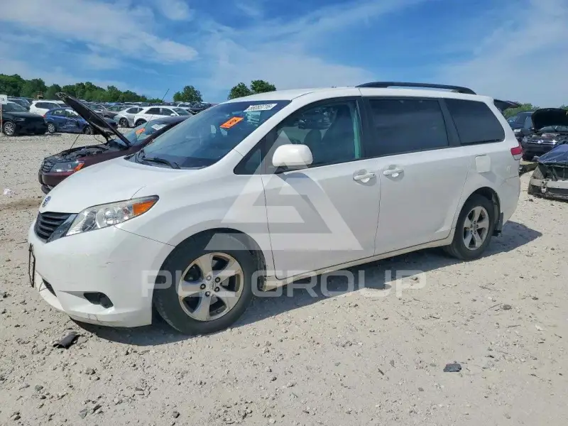 2013 Toyota SIENNA photo