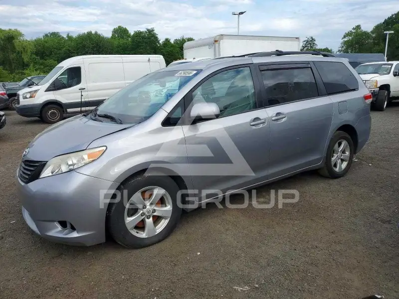 2013 Toyota SIENNA photo