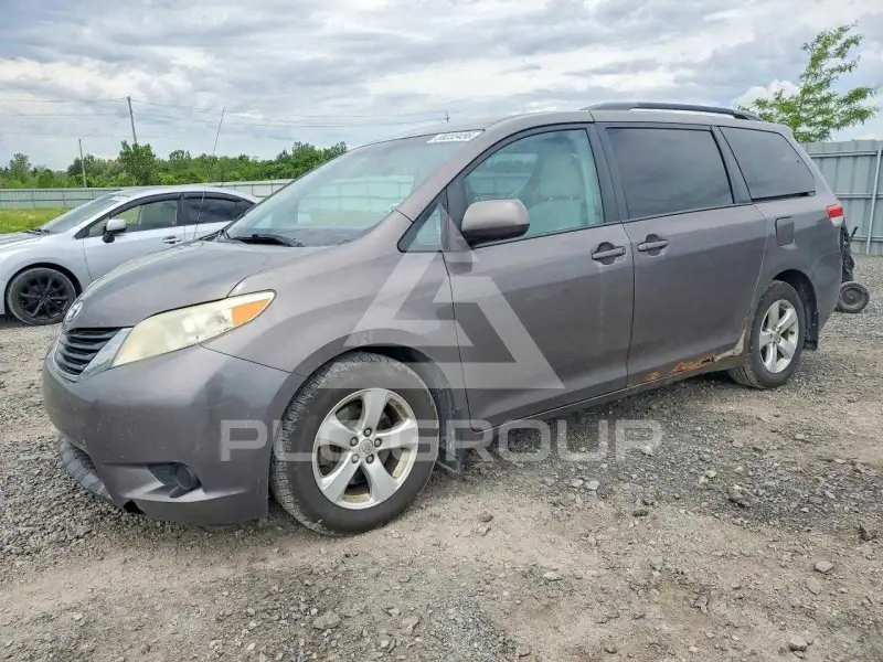 2013 Toyota SIENNA фото