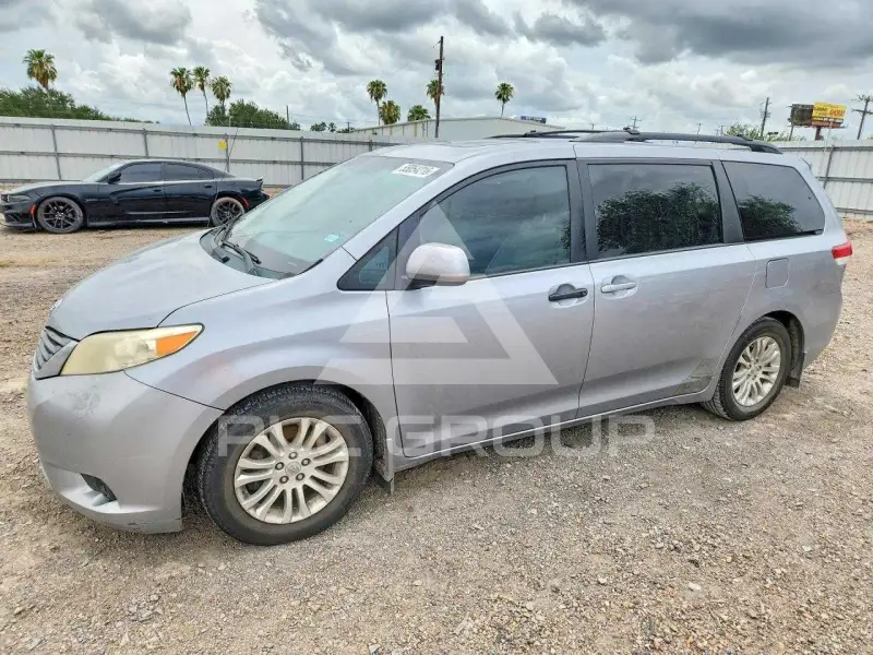 2013 Toyota SIENNA photo