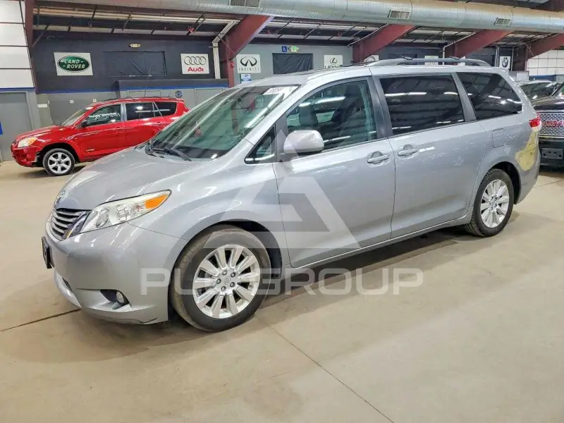 2013 Toyota SIENNA фото