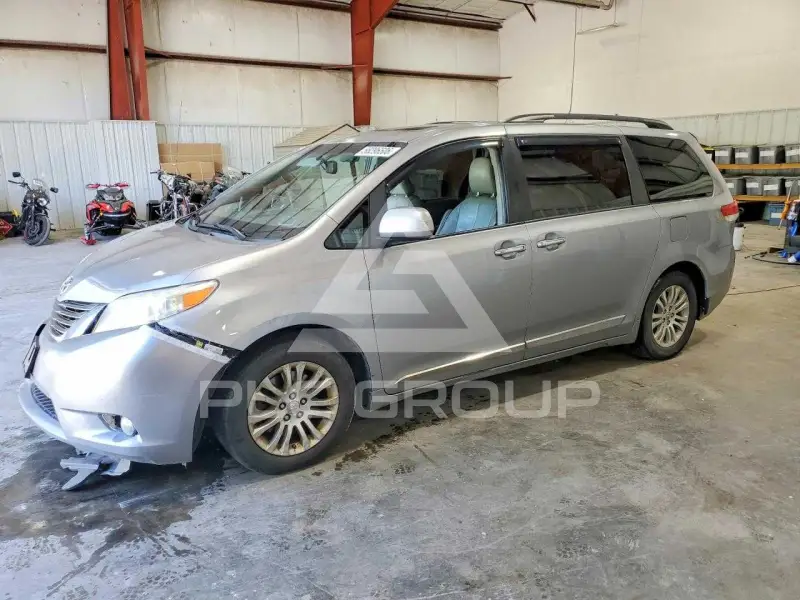 2013 Toyota SIENNA photo