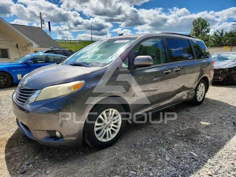 2013 Toyota SIENNA фото