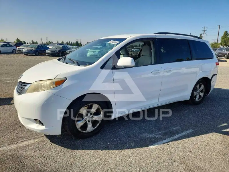 2013 Toyota SIENNA фото
