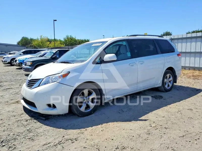 2013 Toyota SIENNA photo