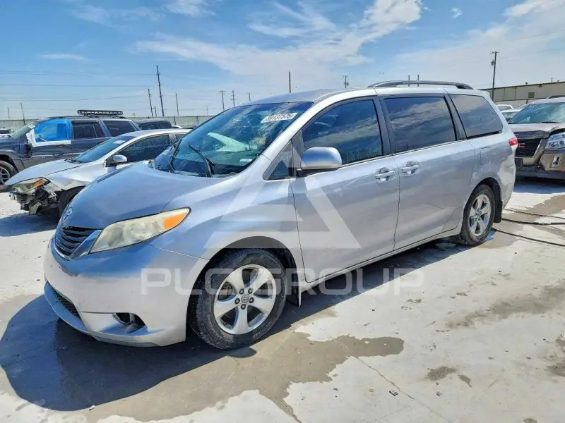 2013 Toyota SIENNA фото