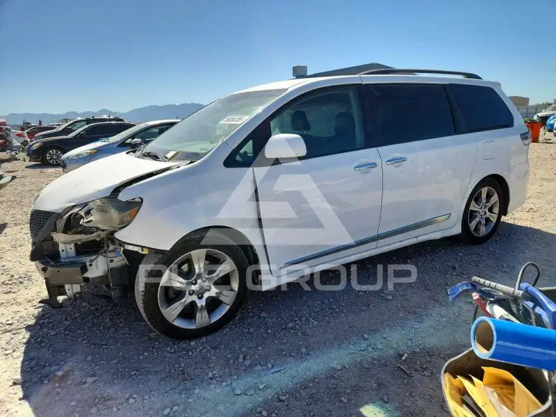 2013 Toyota SIENNA фото