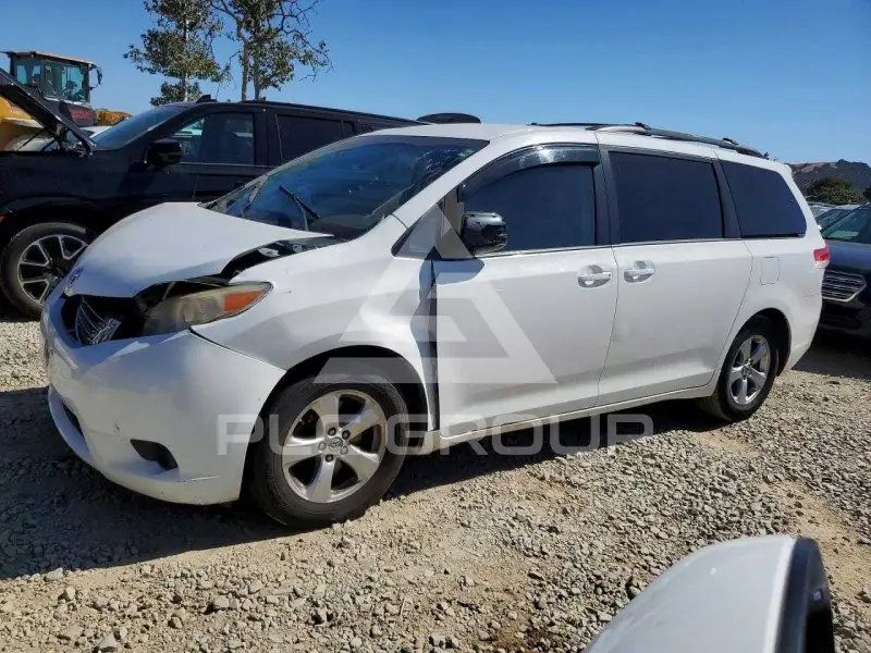 2013 Toyota SIENNA фото