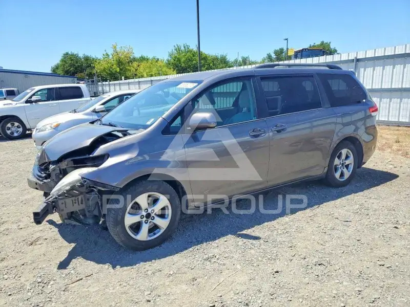 2013 Toyota SIENNA photo