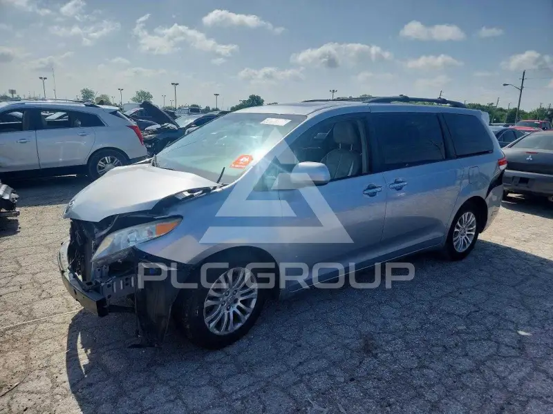 2013 Toyota SIENNA фото