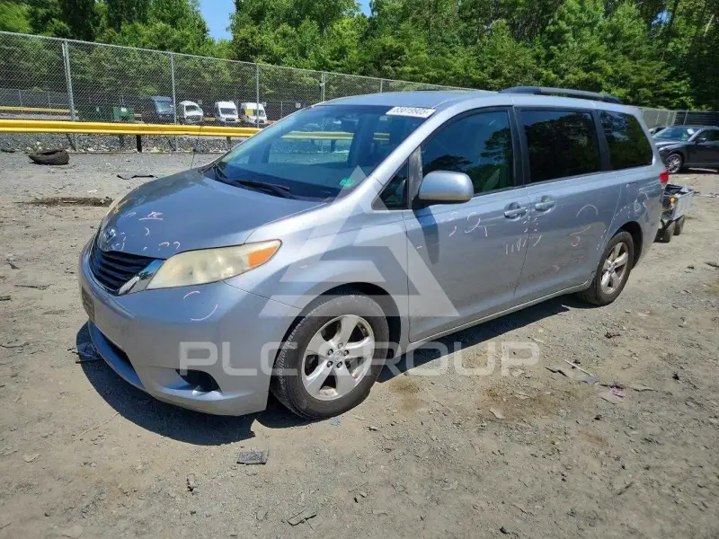 2013 Toyota SIENNA фото
