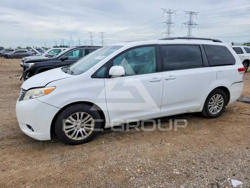 2013 Toyota SIENNA photo