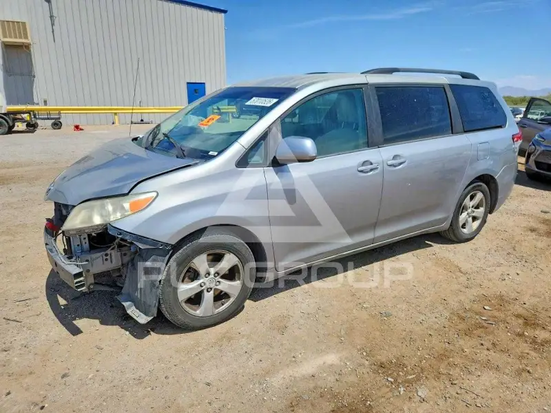 2013 Toyota SIENNA фото
