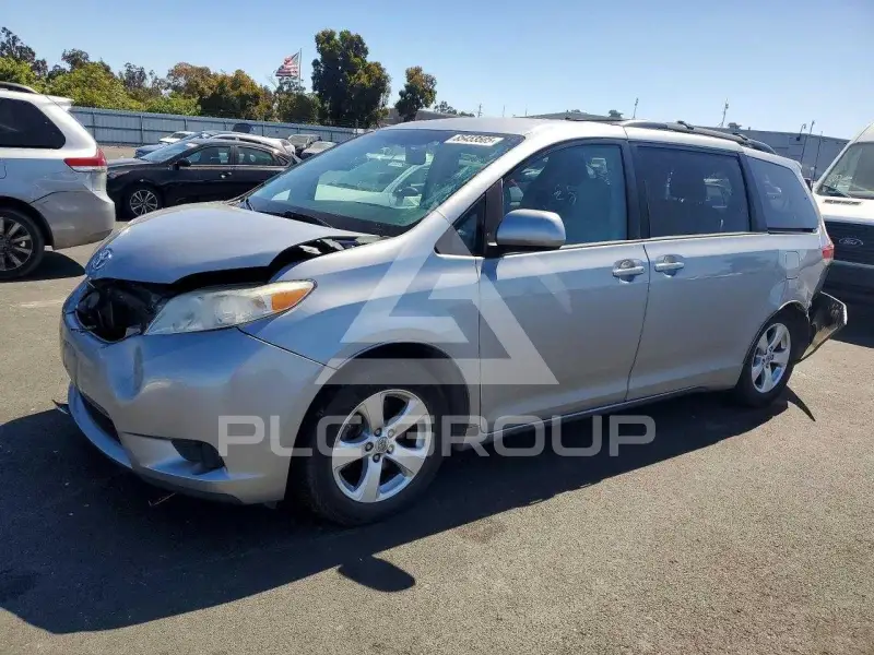 2013 Toyota SIENNA фото