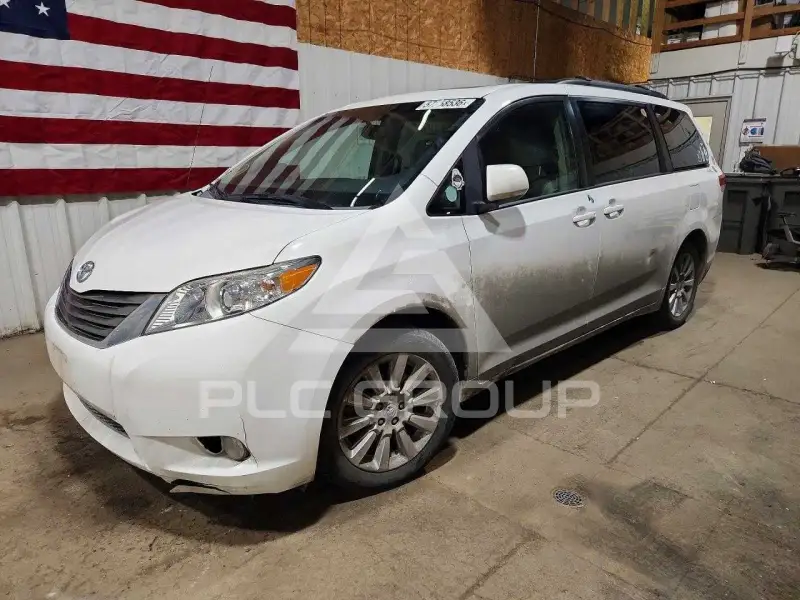 2013 Toyota SIENNA фото