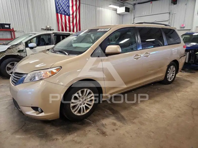 2013 Toyota SIENNA photo