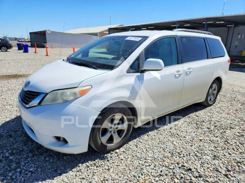 2013 Toyota SIENNA фото