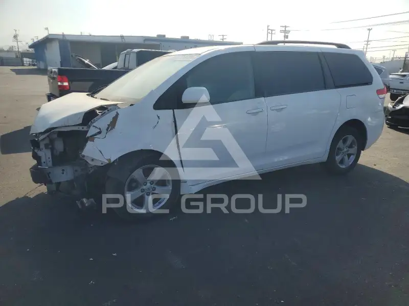 2013 Toyota SIENNA фото