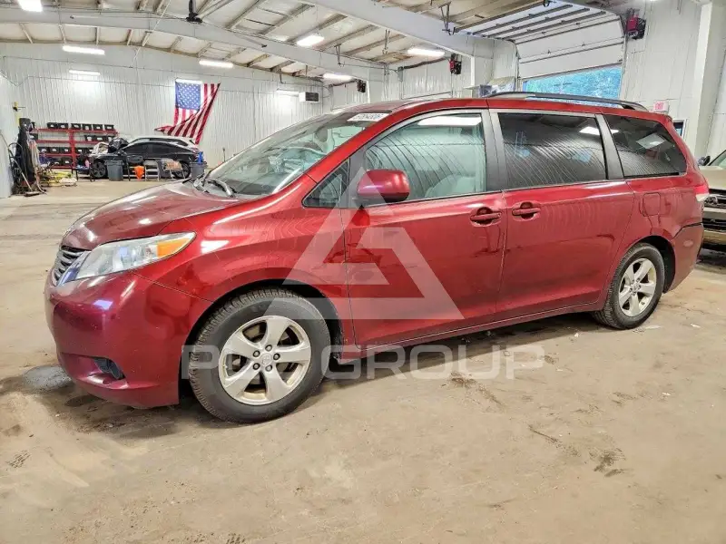 2013 Toyota SIENNA photo