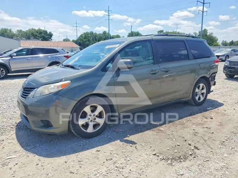2013 Toyota SIENNA фото