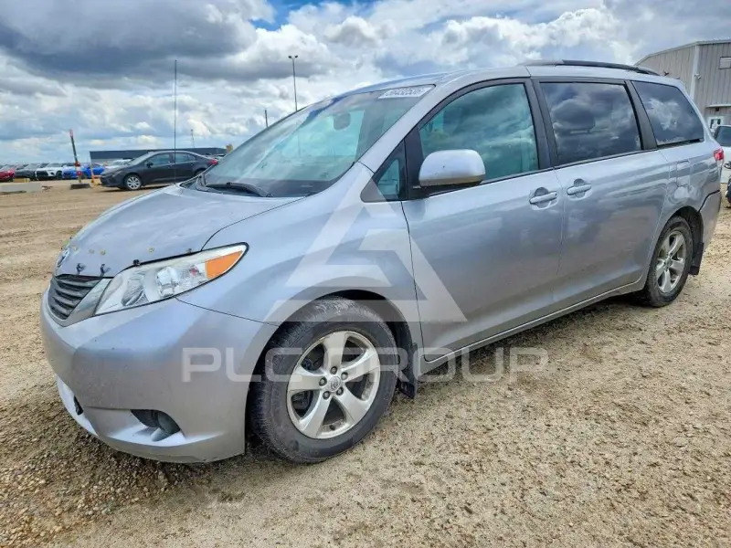 2013 Toyota SIENNA фото