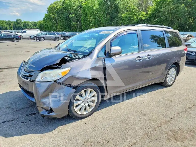2013 Toyota SIENNA фото