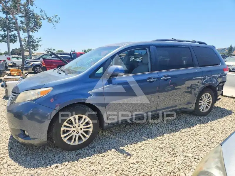 2013 Toyota SIENNA photo