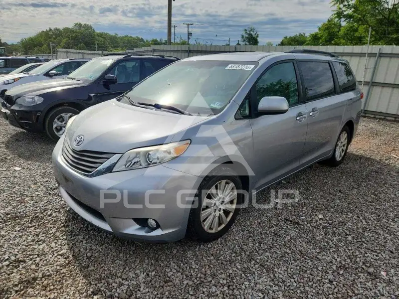 2013 Toyota SIENNA photo