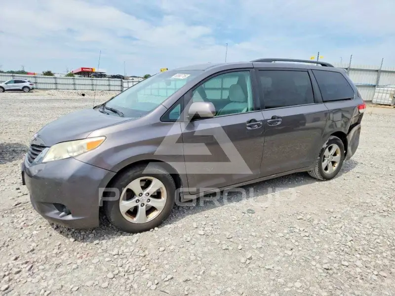 2013 Toyota SIENNA фото