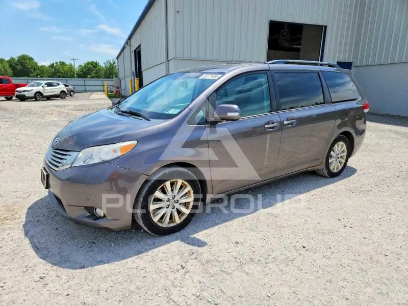 2013 Toyota SIENNA photo