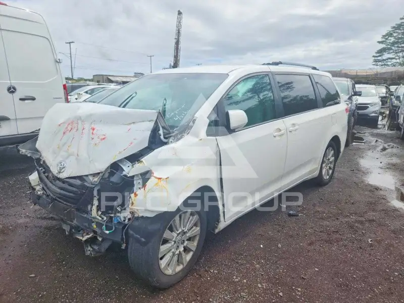2013 Toyota SIENNA photo