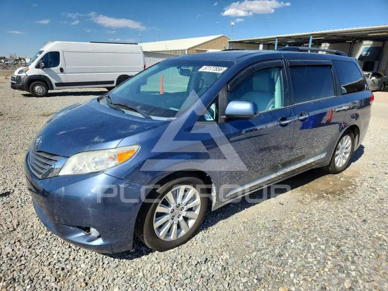 2013 Toyota SIENNA photo