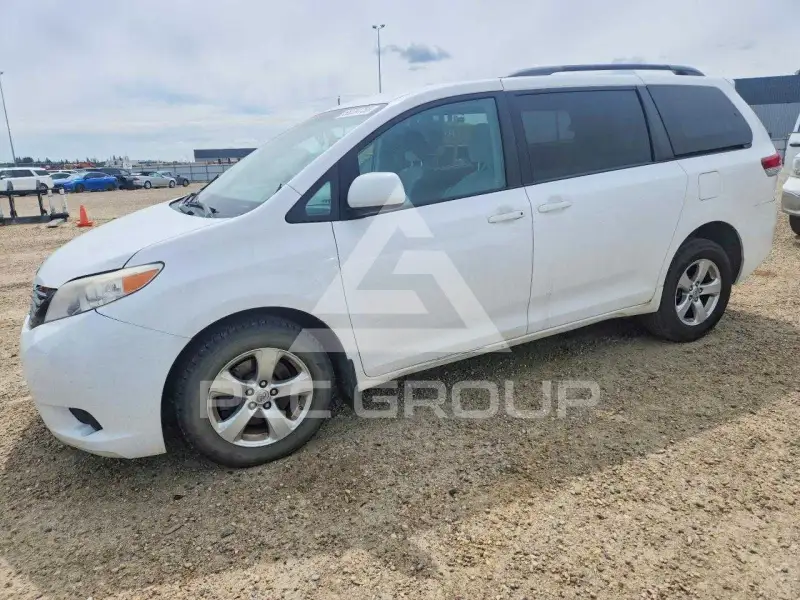 2013 Toyota SIENNA photo