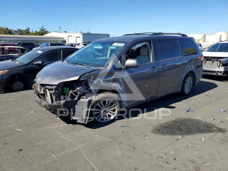 2013 Toyota SIENNA фото